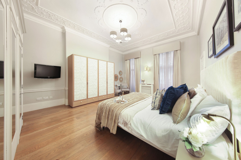 Room 4, Hertford Flat 16, London
