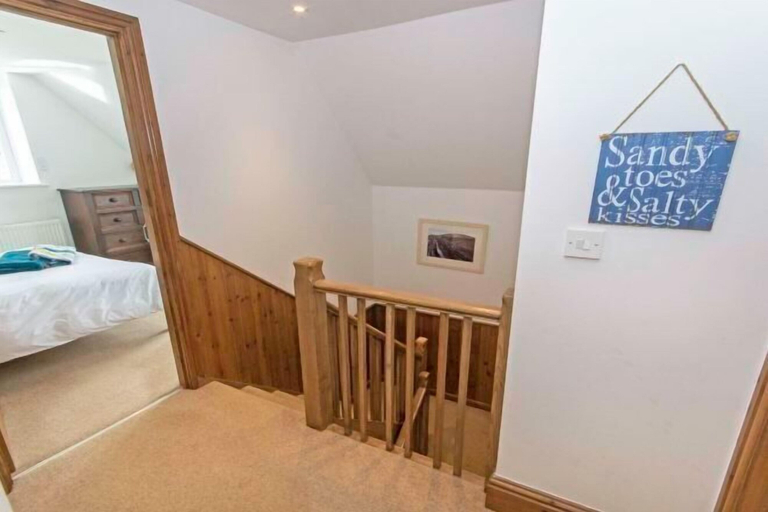 Room 3, Stables - BEST Sea views in Croyde! Sleeps 8, Devon
