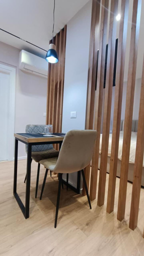 Others 4, Henry's Apartment, Tiranës