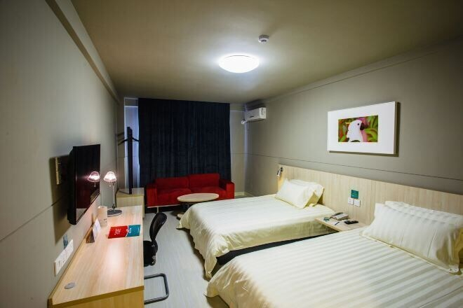 Bedroom 2, Jinjiang Inn, Linyi