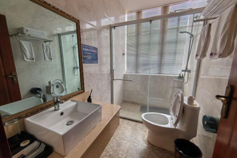 Bathroom 3, Ling Yun Boutique Hotel, Nyingtri