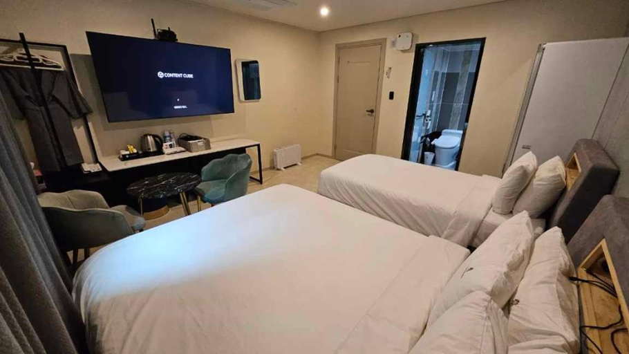 Bedroom 3, Cherryblossom, Jinhae