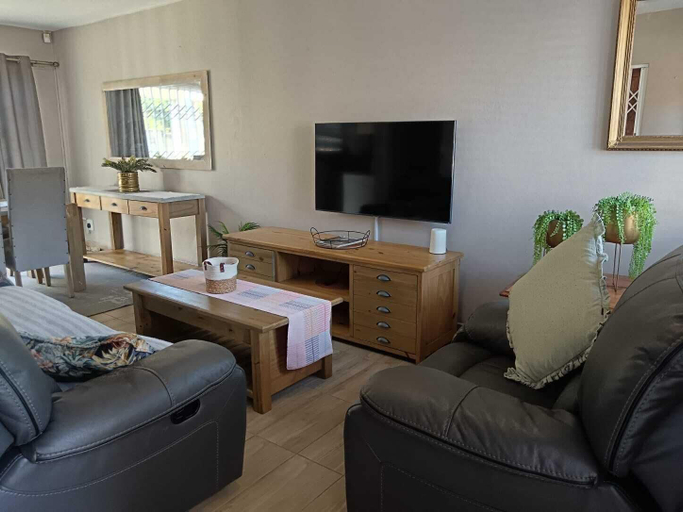 Living area 5, 12 Saddleback Village, Uthungulu