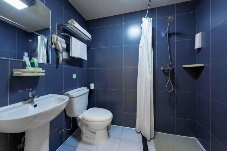 Bathroom 3, Xiaomei Hotel (Beijing Universal Studios Tuqiao Subway Station), Beijing