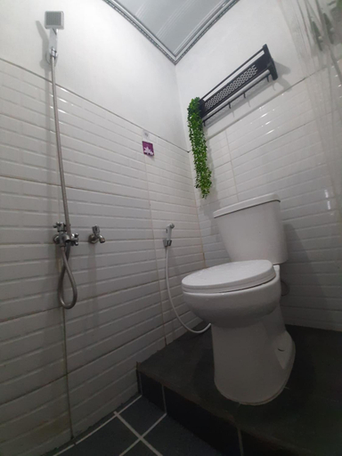 Bathroom 4, Villa Castanea, Wonosobo
