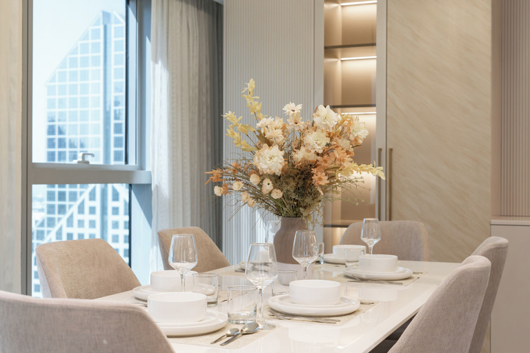 Dining 5, PVH - Central Park 1BR with Study Room, Dubai
