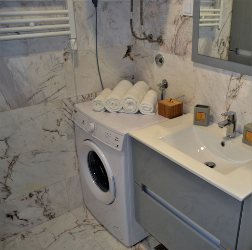 Bathroom 3, Yeshill Apartments