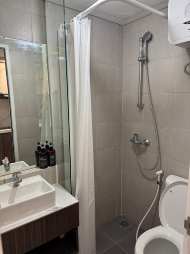 Bathroom 2, Apartment Vittorio Wiyung 1br - by Ash, Surabaya