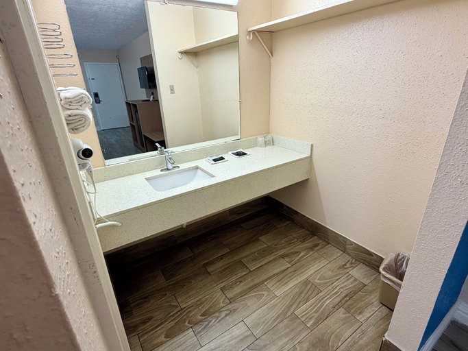 Bathroom 3, Guest Inn & Suites, Houston