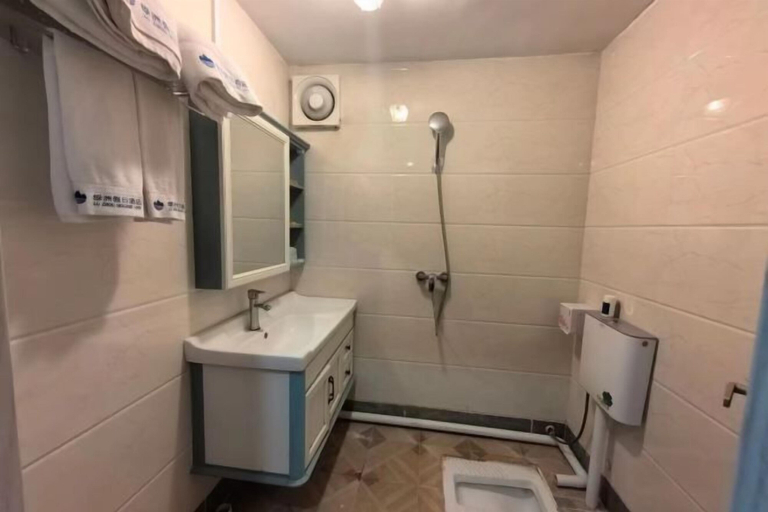 Bathroom 2, Lvzhou Holiday Hotel, Chongzuo
