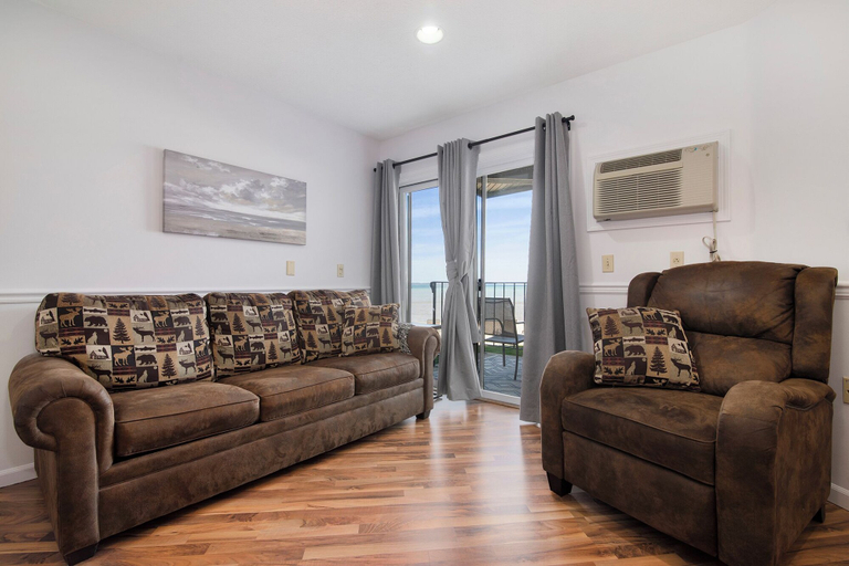 Interior 4, Walkout Beachfront Condo: Pointes North Resort 106, Grand Traverse