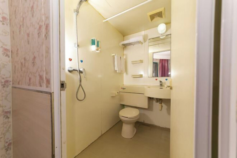 Bathroom 3, Chunxin Hostel, Shanghai
