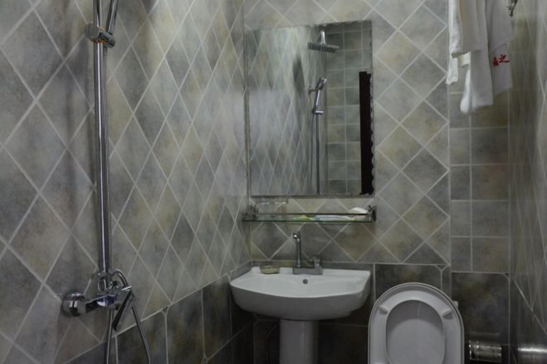 Bathroom 3, Fuzhiyuan Hotel, Shimanovskiy rayon