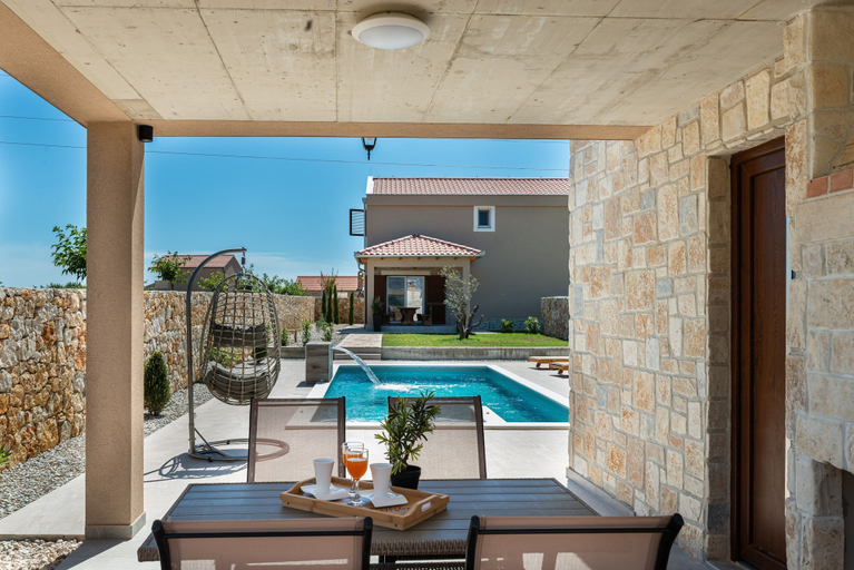 Room 2, Villa Rea 4 With Heated Pool, Privlaka