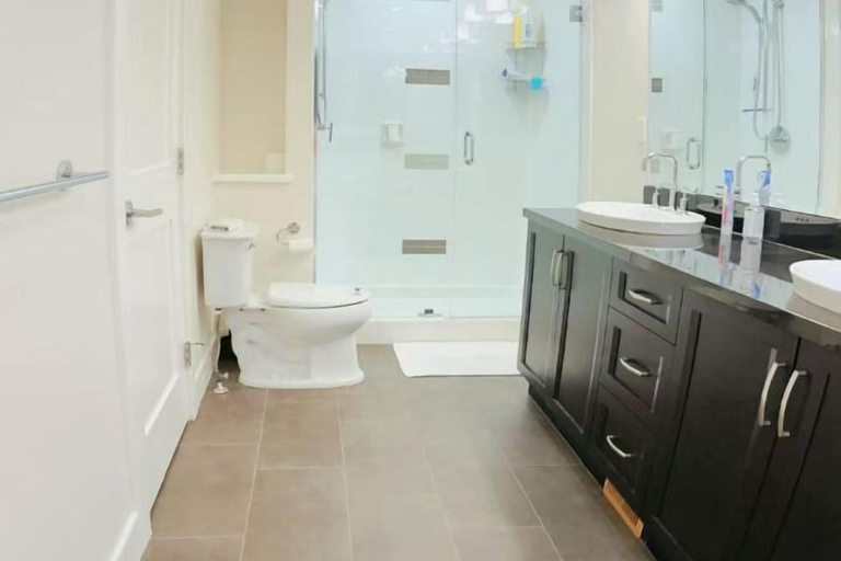 Bathroom 4, Derbyshire House Coquitlam Quiet, Clean & Comfortable · Free Parking, Greater Vancouver