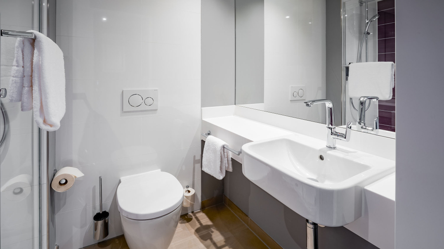 Bathroom 5, Premier Inn Nuernberg City Centre, Nürnberg