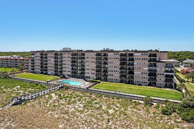 Interior 5, 5th Floor 3 Bed 2 Bath Oceanfront Condo Sleeps 6, Renovated Oceanfront Balcony & Pool, Nassau