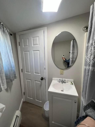 Bathroom 4, Lincoln House Motel, Penobscot
