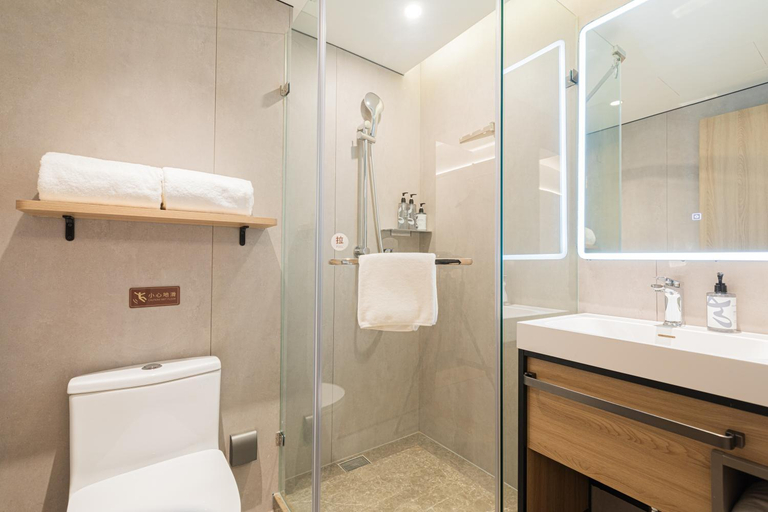 Bathroom 3, HomeInn Plus Guozhan Liufang Subway Stn, Beijing