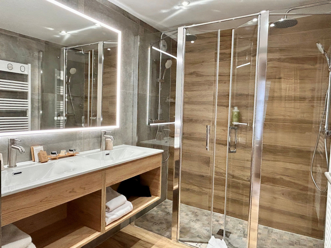 Bathroom 4, Hotel Beaucour, Bas-Rhin