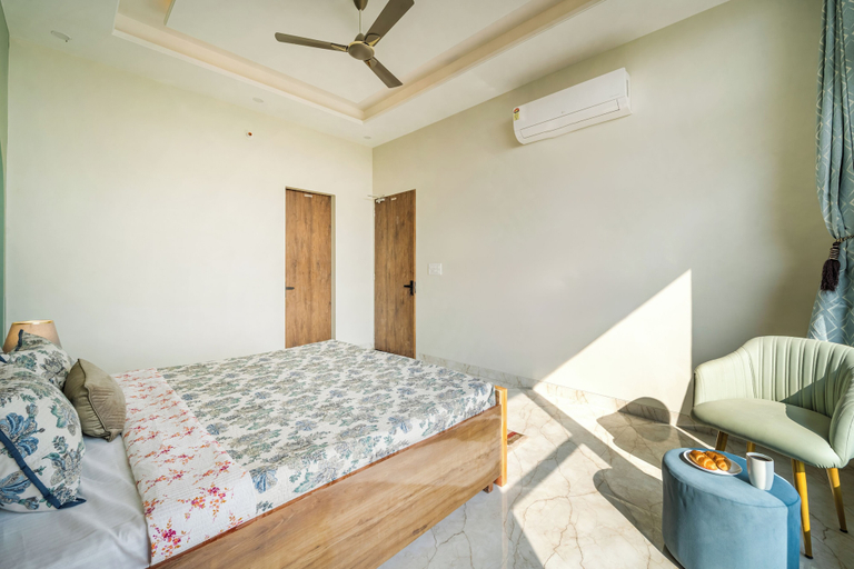 Room 2, ELIVAAS Echoes by the Aravali 5BHK villa, Jaipur