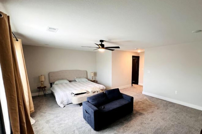 Room 5, Loop, New Luxurious Large 3BR, Sleeps 9 + Parking, Collin