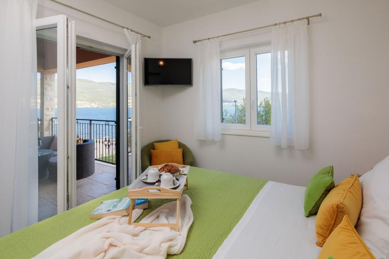 Room 5, Seafront Villa Noah With Heated Pool, Novigrad