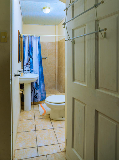 Bathroom 5, Carolyn's View Guesthouse