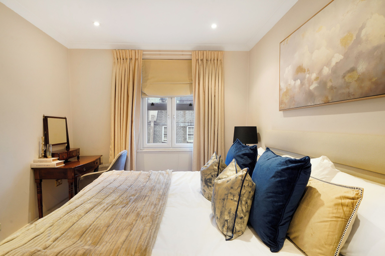 Room 5, Hertford Flat 15, London