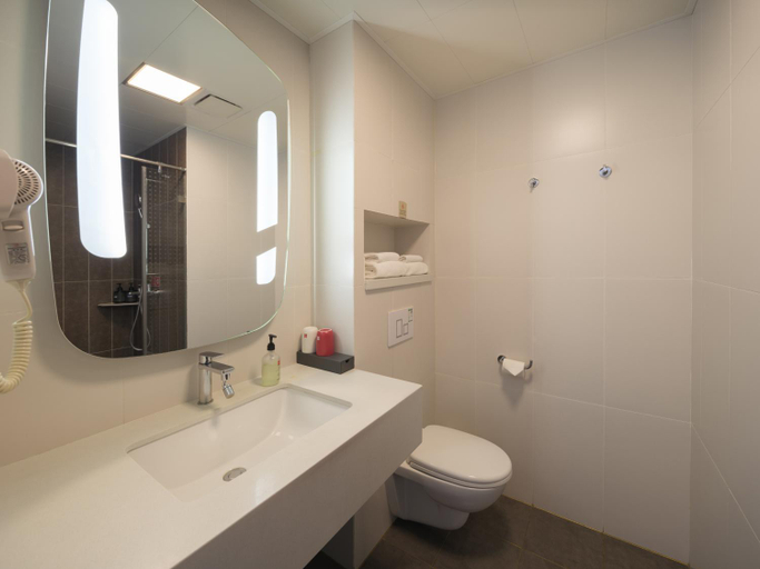Bathroom 3, Ibis Harbin West Railway Station Wanda plaza hotel, Harbin