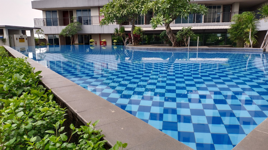 Swimming Pool 3, Serene and Warm Studio Space at Apartment Parkland Avenue By Travelio, Tangerang Selatan