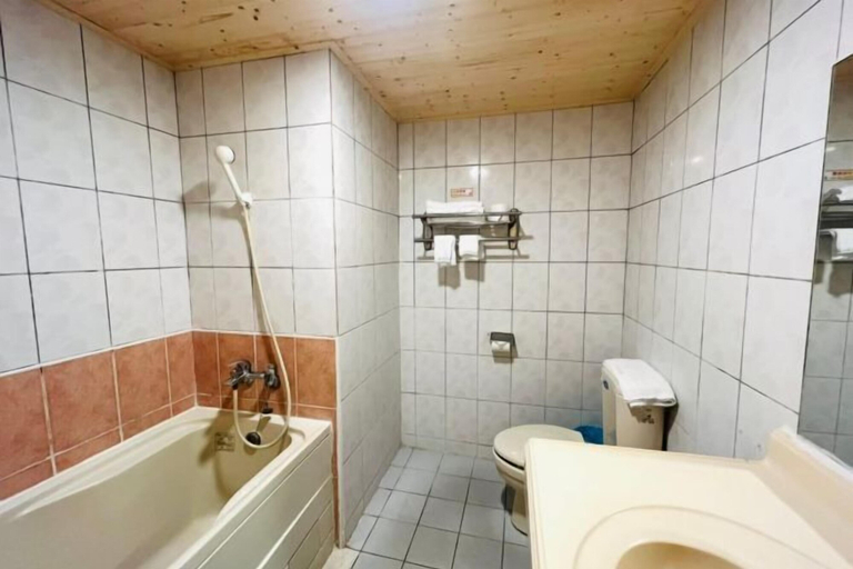 Bathroom 3, Yawan Hotel, Taitung