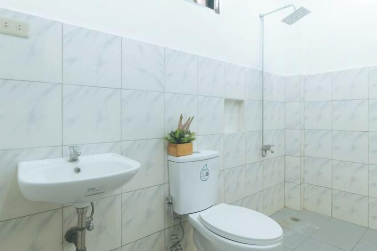 Bathroom 5, RedDoorz @ Joel's Apartelle, Biñan