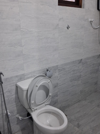 Bathroom 5, Dot's bey beach cabanas, Trincomalee Town and Gravets