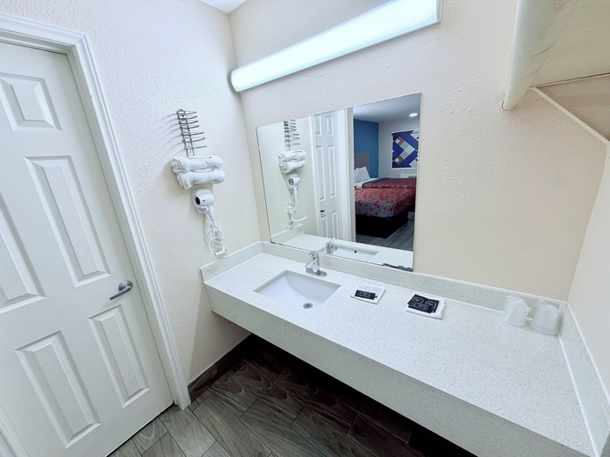 Bathroom 5, Guest Inn & Suites, Houston
