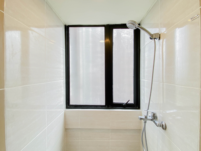 Bathroom 5, Serene Beige 2BR Space at Apartment Meikarta District 1 By Travelio, Cikarang