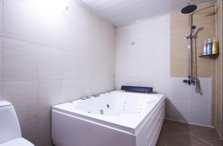 Bathroom 5, Daegu Dongdaegu Station Lane, Buk