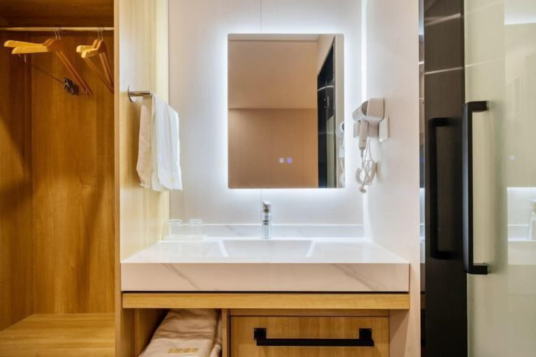 Bathroom 3, Jiu Ju Hotel (tongnan South Road), Shanghai
