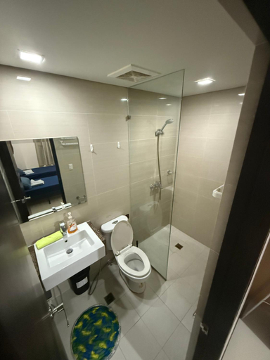 Bathroom 4, 101 Newport Boulevard, Pasay City
