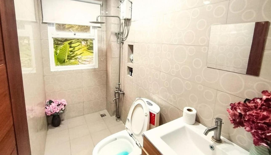 Bathroom 4, Villa Lorenzo @ Caliraya Heights Resorts, Lumban