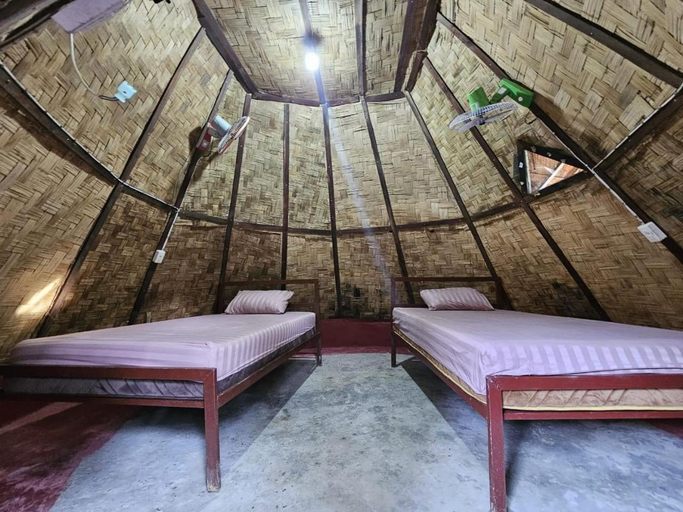 Bedroom 3, The Last Resort, Khong
