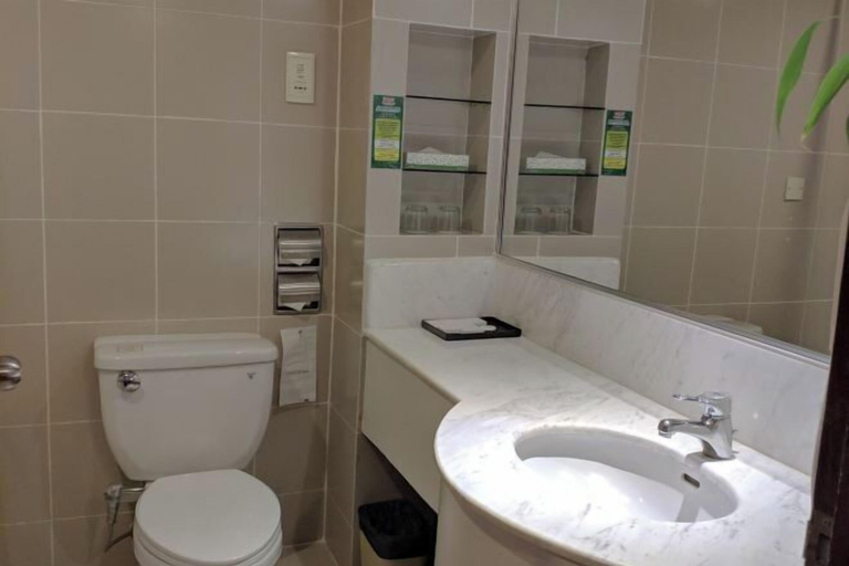 Bathroom 4, Sabah Oriental Hotel Kota Kinabalu, Kota Kinabalu