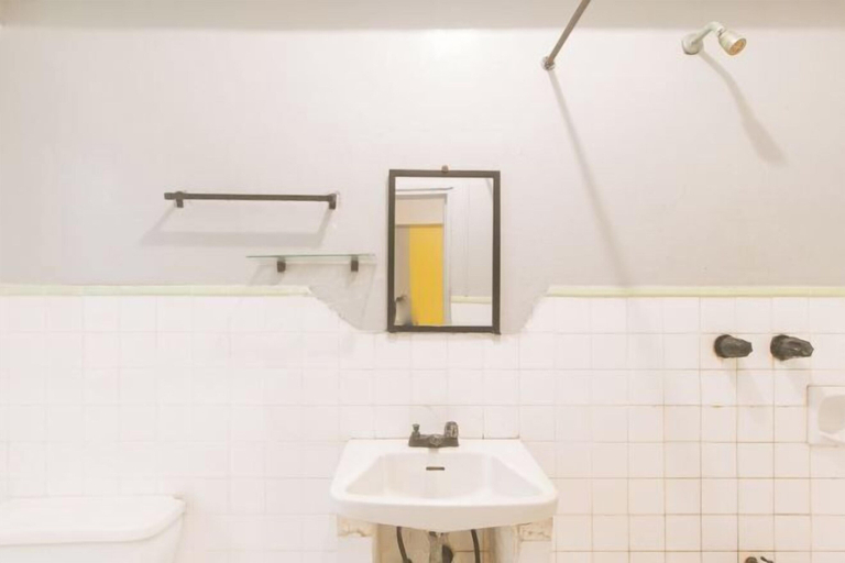 Bathroom 5, Hotel Madiaas by RedDoorz, Iloilo City
