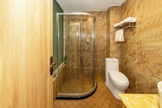 Bathroom 3, Boffin Holiday Inn, Lijiang