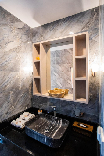 Bathroom 2, Villa ZeniMo, Surin Beach, pool, 9 BR 18 guests, Phuket Island