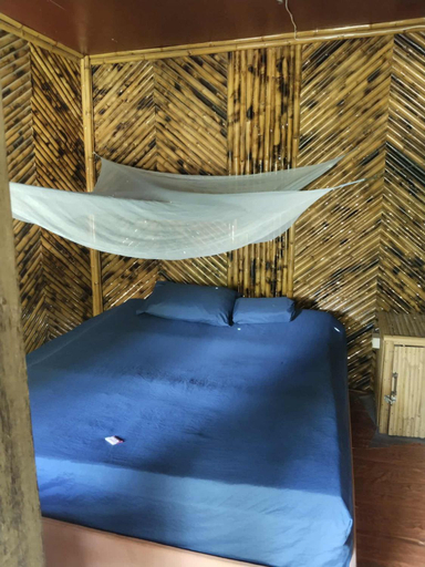 Bedroom 2, The Last Resort, Khong
