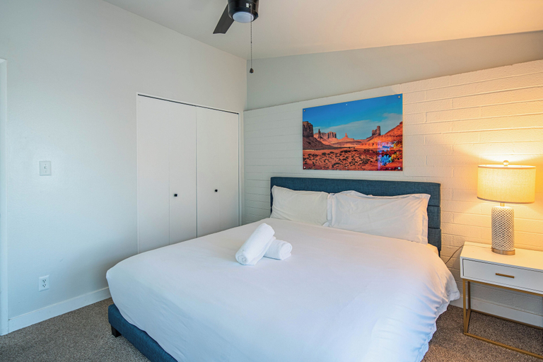 Room 4, Dwell Tranquil Stay with Pool and Gym, Maricopa