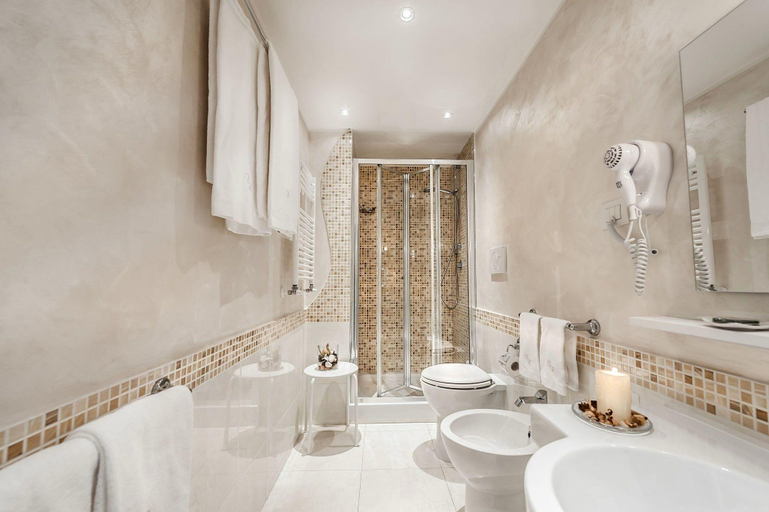 Bathroom 4, Relais de l'Opera, Roma