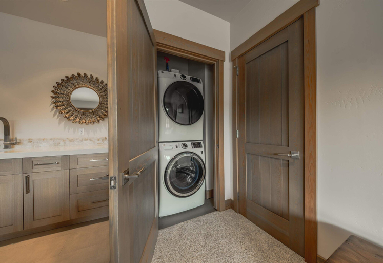 Laundry, Wilderness Club Home Hot Tub 18th Hole Views, Lincoln