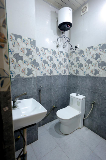 Bathroom 5, Hotel Basil Inn near to Taj Mahal, Agra
